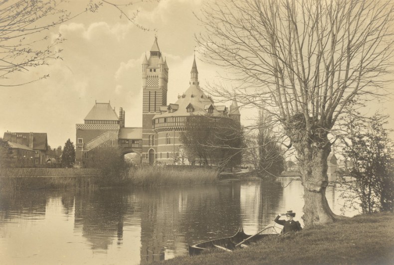 The first Shakespeare Memorial Theatre in Stratford-upon-Avon, opened in 1879 and largely destroyed by fire in 1926 (photo: c. 1900).