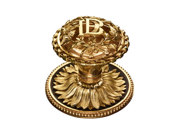 Knob for a French window (c. 1770), Pierre Gouthière after a design by Claude-Nicolas Ledoux. Musée des Arts décoratifs, Paris. Photo © Th. Hennocque