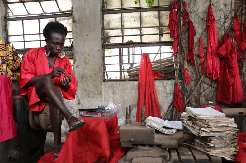 x in REd by crazinisT artisT: performance at blaxTARLINES, Kumasi (2016). Image courtesy the artist. Photo: Nii Okanta Ankrah