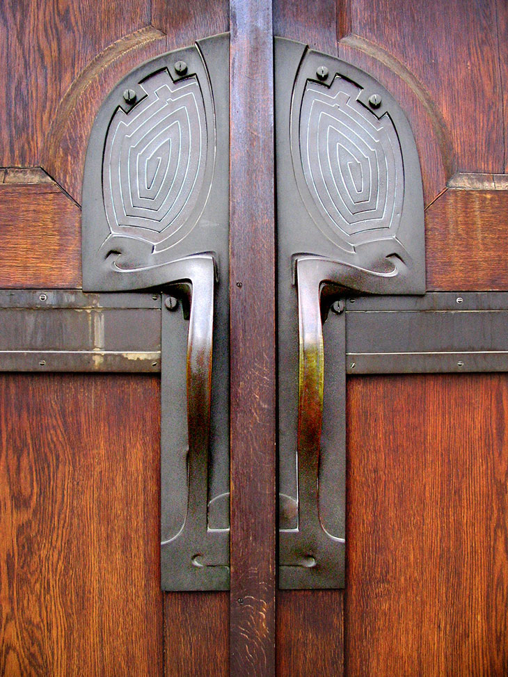 Door handles on the entrance to the Nietzsche-Archiv in Weimar, designed by Henry van de Velde in 1903.